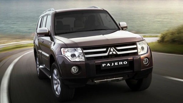 Каросерията с интегрирана рама на Pajero IV е податлива на корозия. Ръждата засяга задните арки, праговете, петата врата около рамката на регистрационния номер, както и зоната около закрепването на резервоара. Отделен проблем са металният резервоар и гърловината за зареждане, които с времето могат да корозират както отвън, така и отвътре. Отделили се метални частици могат да замърсят горивната система, а при сериозна корозия е възможно да се появи и теч на гориво.

Какво да се направи

При оглед преди покупка трябва внимателно да се проверят дъното, силовите елементи, резервоарът и задните арки на подемник. За профилактика се препоръчва цялостна антикорозионна обработка на кухините и дъното. При силно корозирал оригинален резервоар често се стига до замяната му с по-издръжлив пластмасов или алуминиев аналог.
